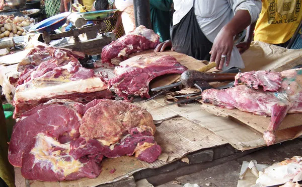 Households Under Pressure as Meat Prices Soar in Bamako Across markets in the capital, the price of a kilogram of meat now ranges between 3,400 and 5,000 CFA francs (approximately $6 to $10).